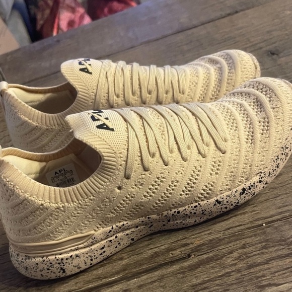 APL Techloom Wave Sneakers in Warm Silk/Black/Speckle. - Picture 8 of 13